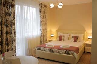 Отель Hotel&Restaurant Premium Club Яремче Улучшенный трехместный номер-1