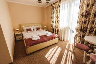 Отель Hotel&Restaurant Premium Club Яремче Стандартный двухместный номер с 1 кроватью или 2 отдельными кроватями и балконом-1